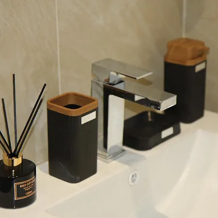 The Leads * 티라나